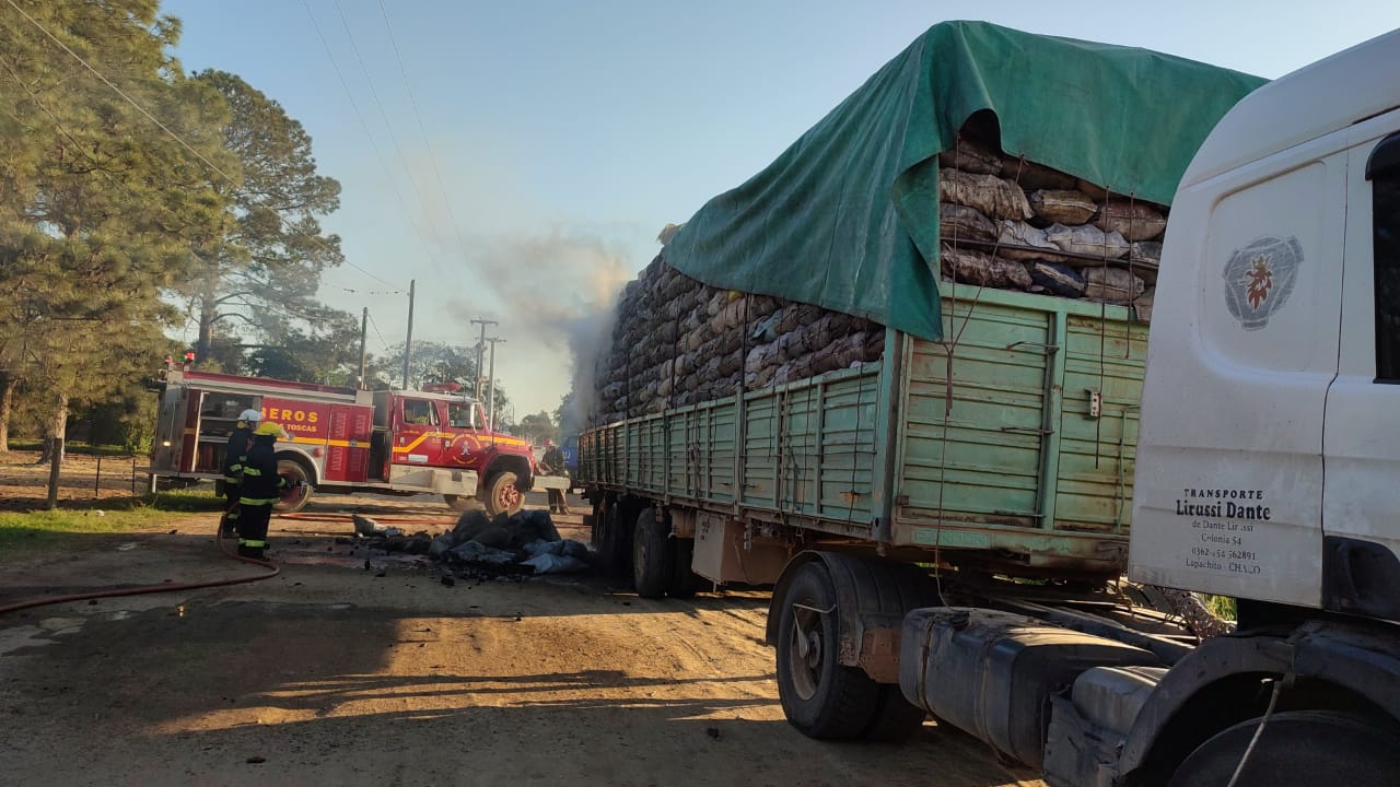 LAS TOSCAS: UN CAMION SE ESTABA PRENDIENDO FUEGO