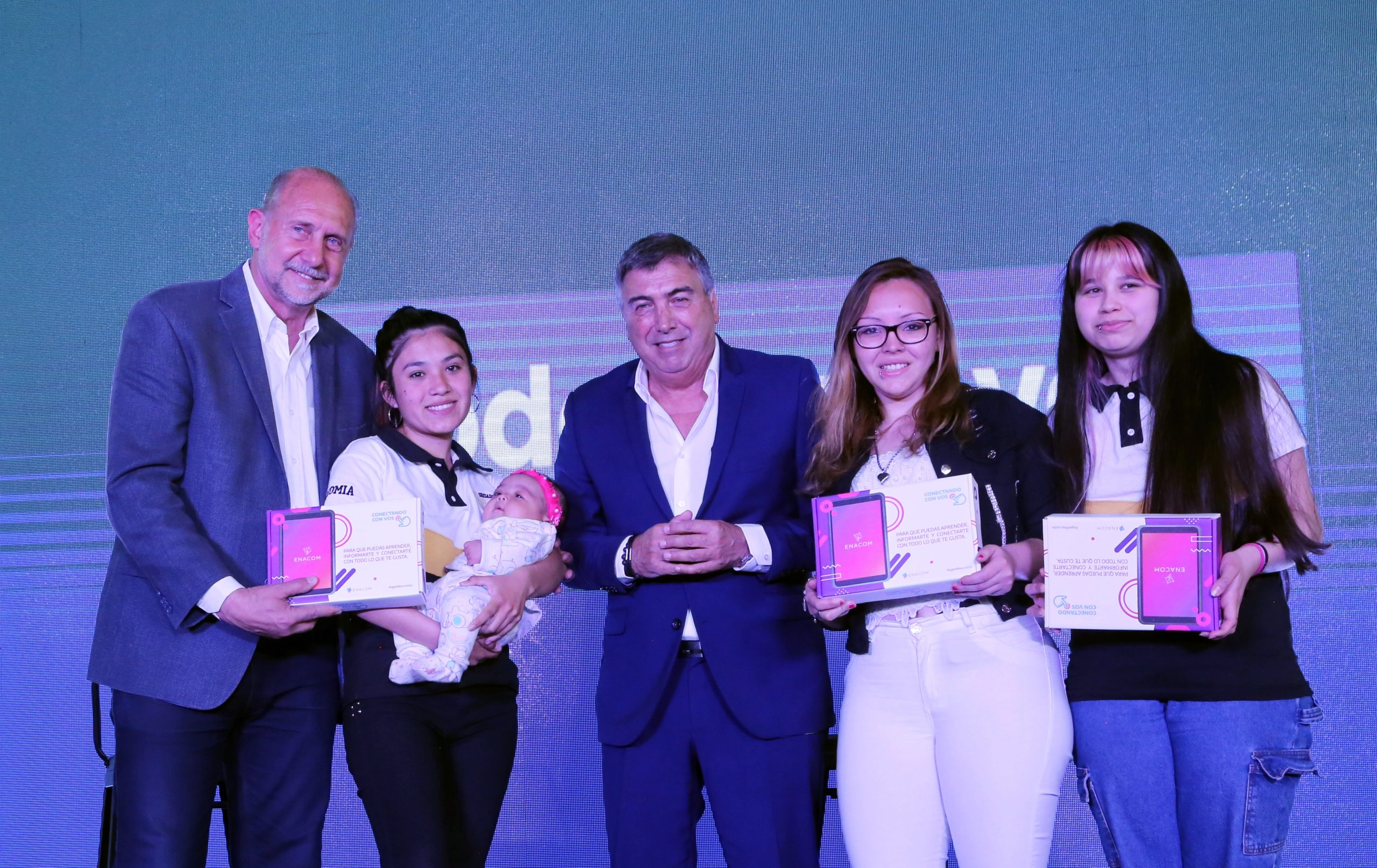 PROVINCIA Y NACIÓN COMENZARON CON LA ENTREGA DE MÁS DE 5.000 TABLETS EN TODO EL TERRITORIO SANTAFESINO