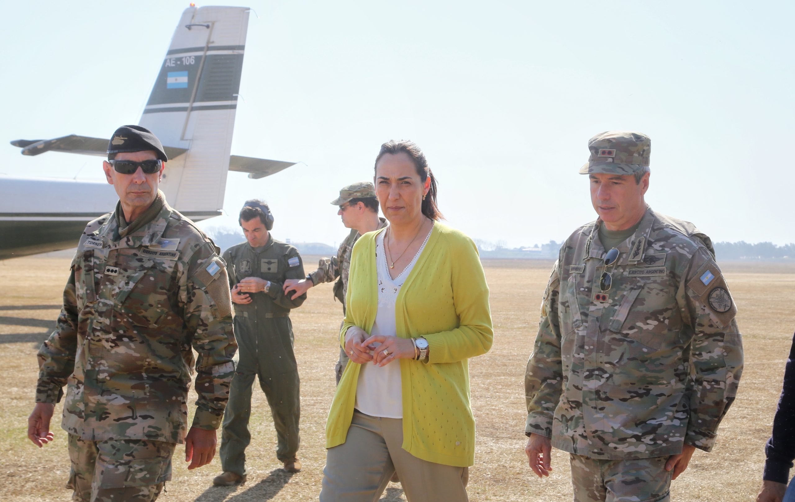 LA MINISTRA DE AMBIENTE Y EL JEFE DE LAS FUERZAS ARMADAS SOBREVOLARON LA ZONA DE INCENDIOS EN EL DELTA