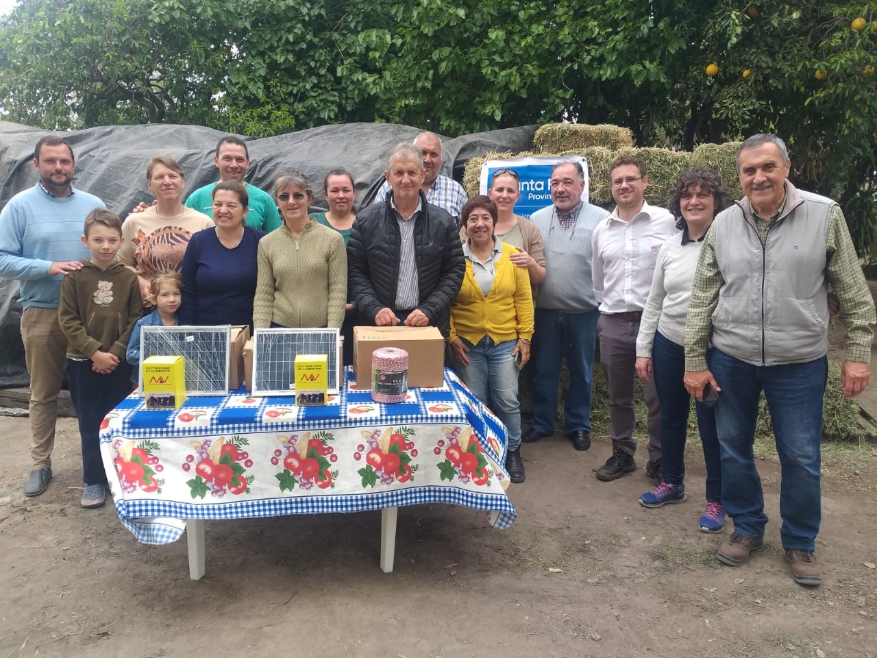 LA PROVINCIA ENTREGÓ APORTES POR 2 MILLONES DE PESOS A PEQUEÑOS PRODUCTORES LECHEROS DE VILLA OCAMPO