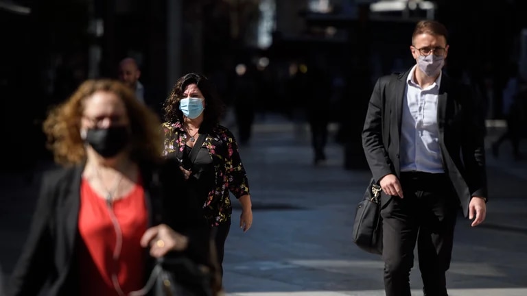 Transporte y espacios cerrados: el Gobierno dispuso el fin del uso del barbijo