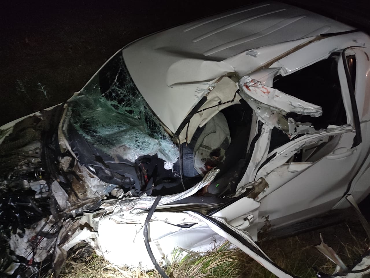 Impresionate  accidente entre un camión correntino y una camioneta 4X4 de Florencia en el KM 892 de la ruta once, jurisdicción de Las Toscas.