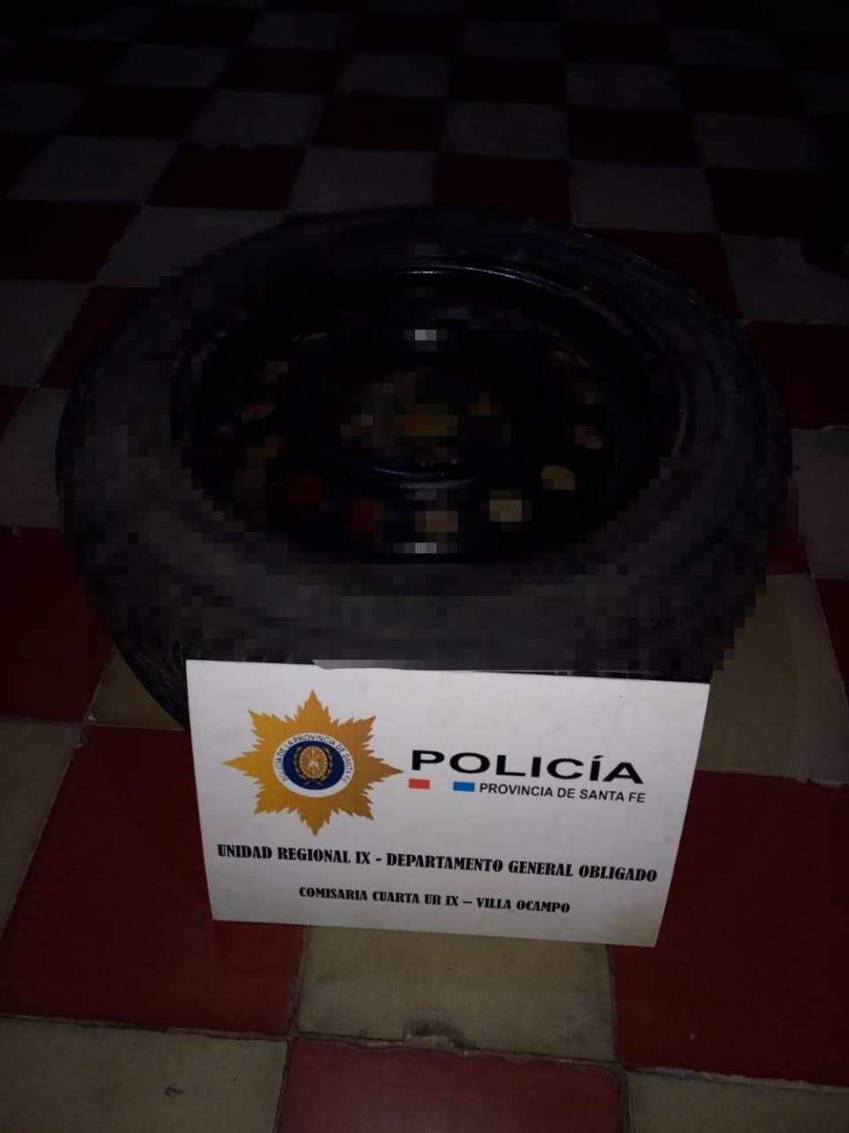 VILLA OCAMPO: ROMPIO LA CUBIERTA DEL AUTO, BAJO A VER Y LE ROBARON