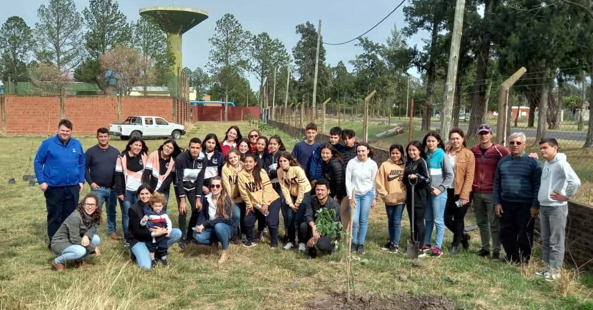VILLA OCAMPO: ALUMNOS SECUNDARIOS PLANTARON 60 ÁRBOLES EN EL PREDIO DEL CLUB INSTITUTO