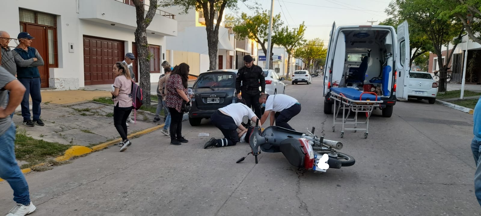 RECONQUISTA : UNA MUJER EN MOTOCICLETA CHOCO A UN NIÑO DE 5 AÑOS