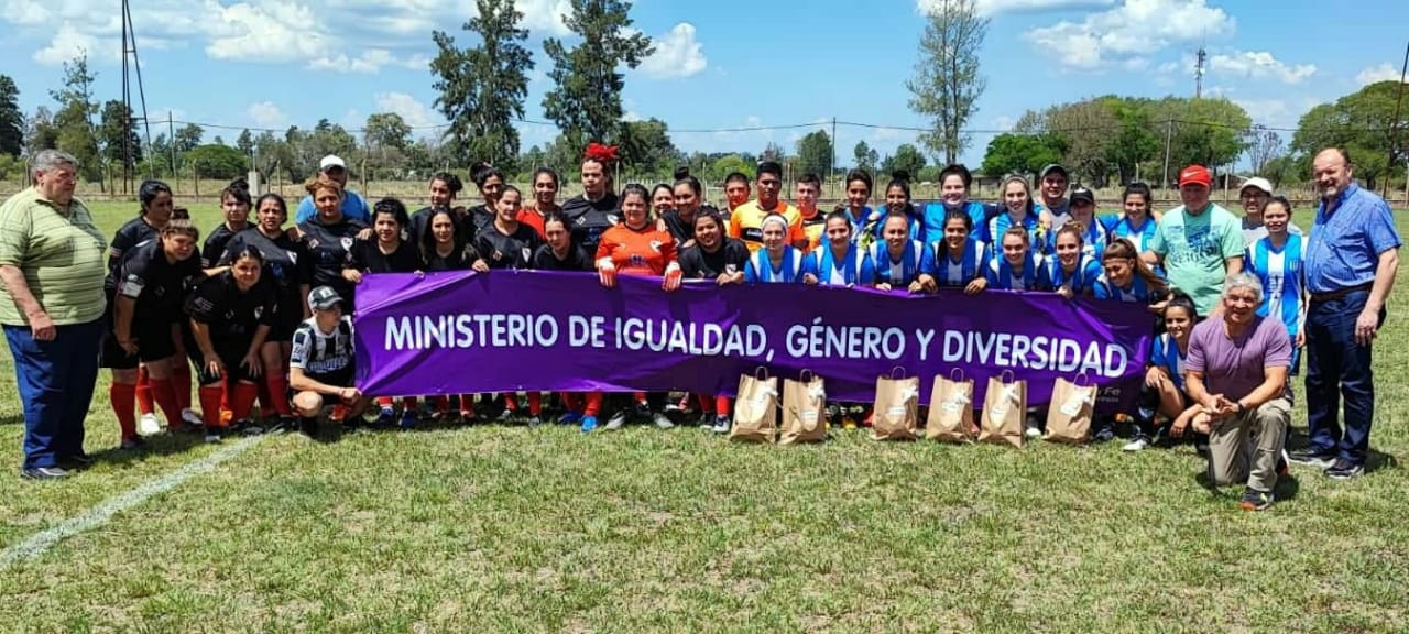ENTREGA DE ELEMENTOS DEPORTIVOS PARA LA COMPETENCIA DE FÚTBOL FEMENINO