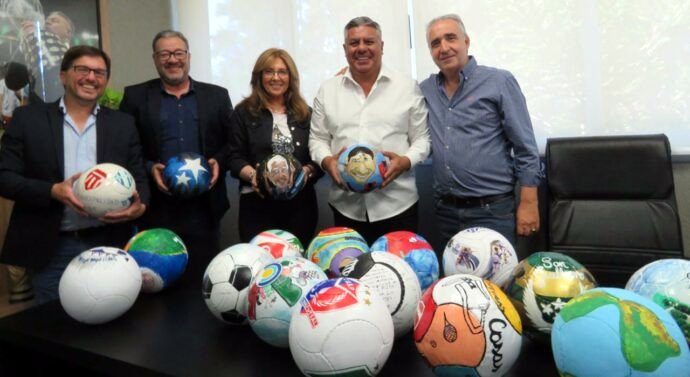 LA MUESTRA “ARTE EN PELOTAS” SE PRESENTÓ EN LA ASOCIACIÓN DEL FÚTBOL ARGENTINO (AFA)