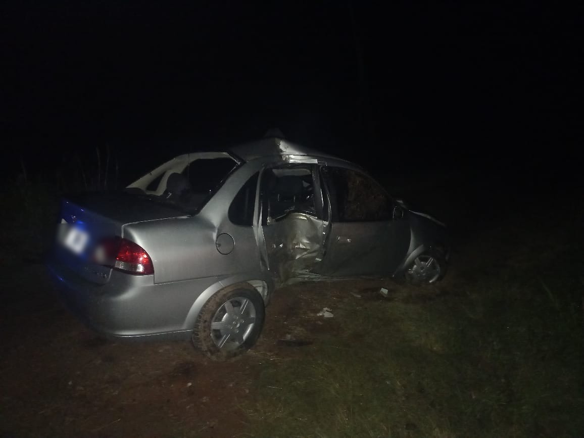 GUADALUPE: AUTOMOVIL CHEVROLET CORSA QUEDO DESTROZADO TRAS IMPACTAR CONTRA UN POSTE DE LUZ