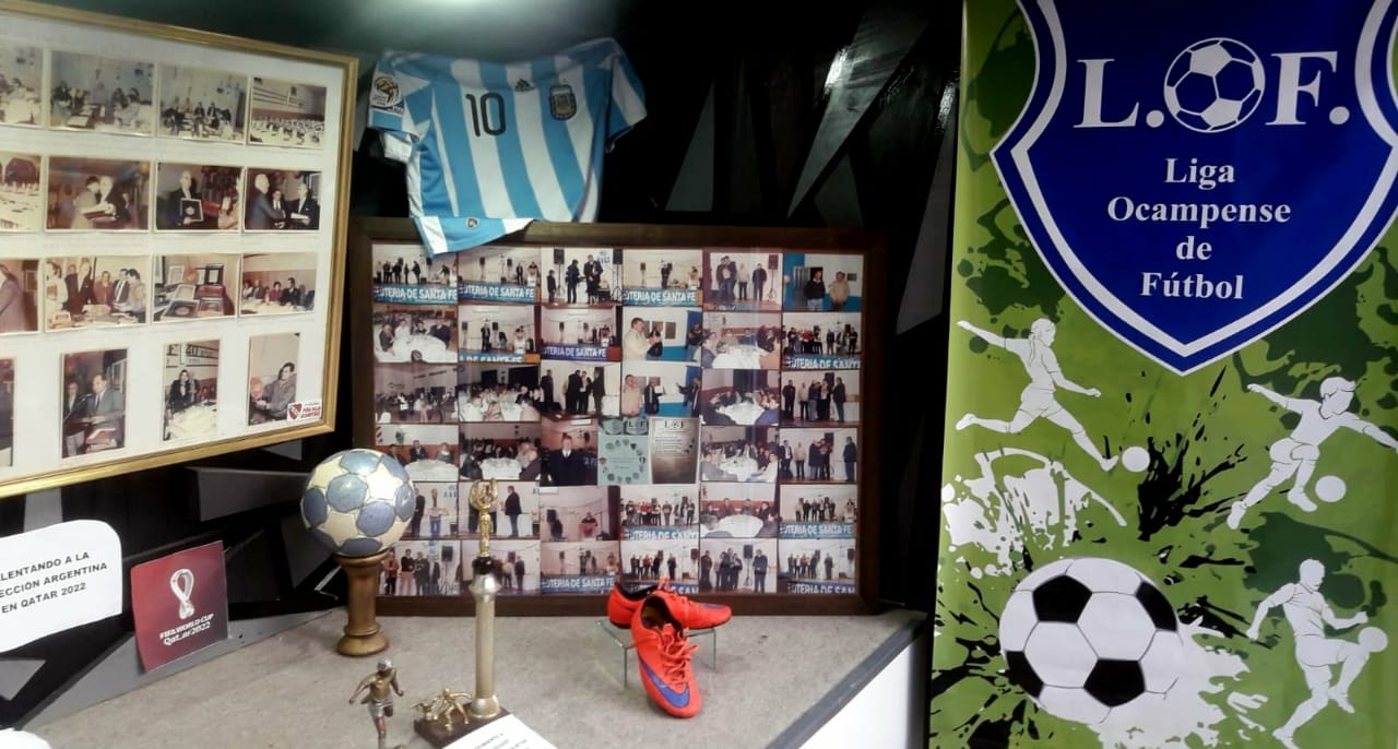 “NUESTRO FÚTBOL” EN LA VIDRIERA DEL MUSEO AL PASO