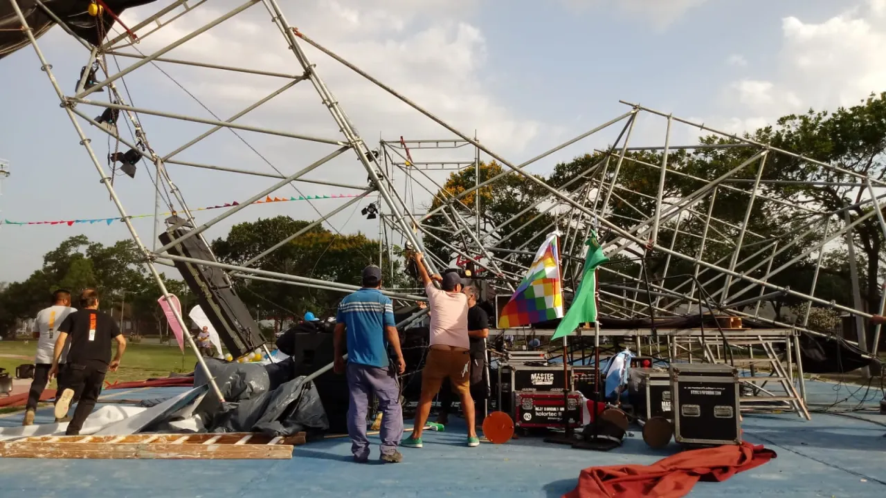 El temporal de viento ocasionó varios daños en Reconquista y la región. Tumbó árboles, postes, un tinglado y la infraestructura de Master en el Anfiteatro