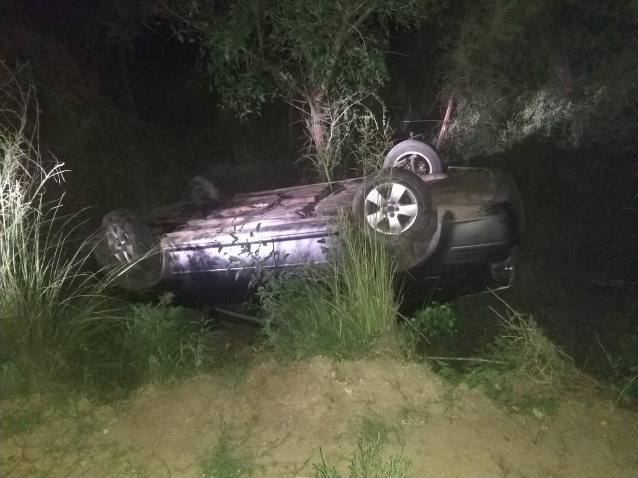 LAS TOSCAS: UN AUTOMOVIL DESPISTÓ Y CAYO A LA CUNETA