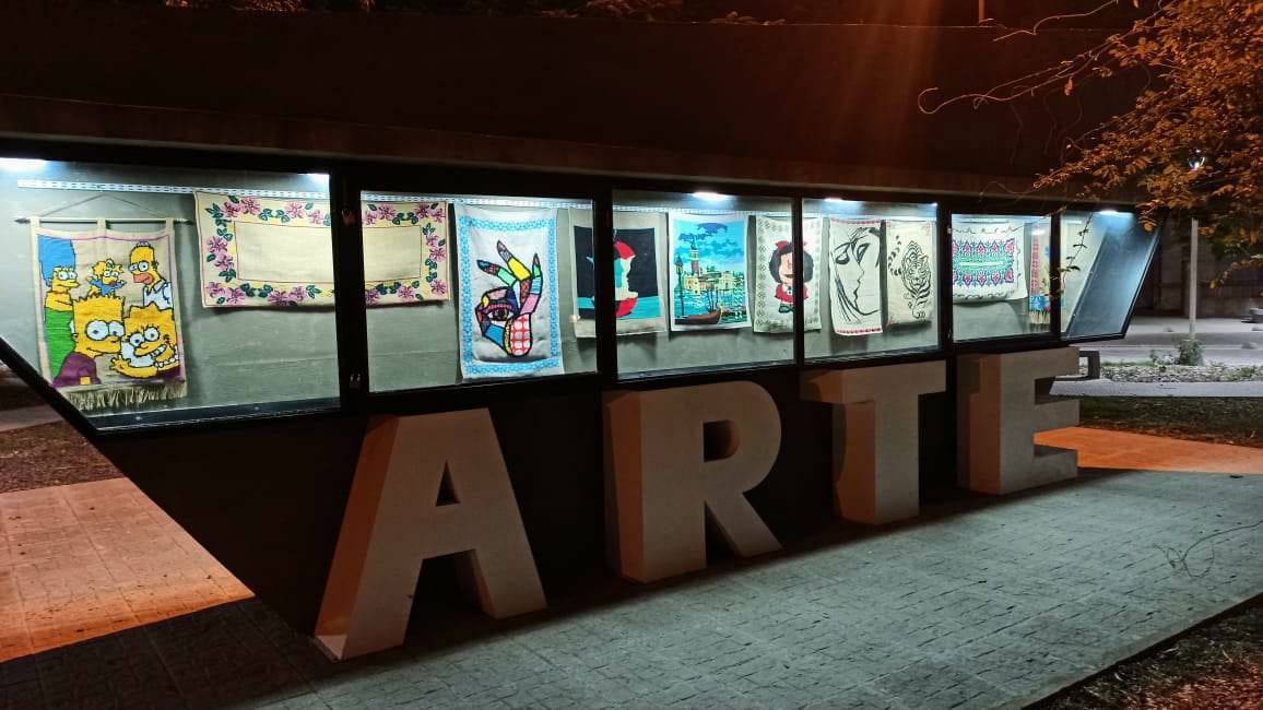 VILLA OCAMPO: EN “LA VIDRIERA DEL ARTE” SE EXPONEN OBRAS DE OSCAR PARODI Y DEL TALLER DE MACRAMÉ DE LA CASA DE LA CULTURA