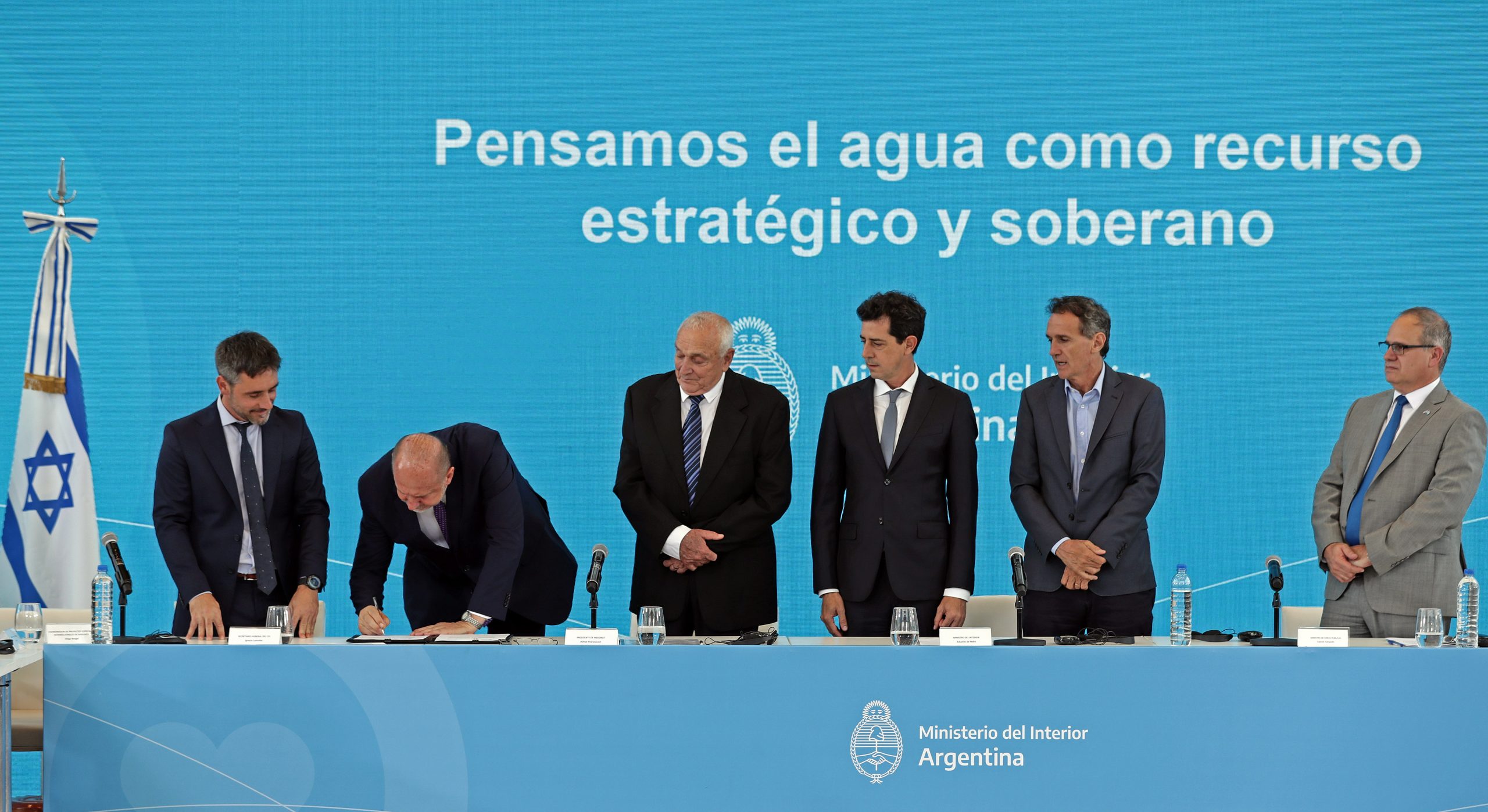 PEROTTI FIRMÓ UN CONVENIO CON EL CFI PARA POTENCIAR LOS RECURSOS HÍDRICOS DE LA PROVINCIA