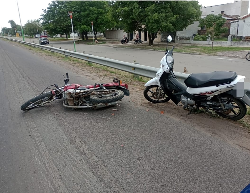 LAS TOSCAS: ACCIDENTE DE TRANSITO ENTRE DOS MOTOCICLETAS SOBRE RUTA 11