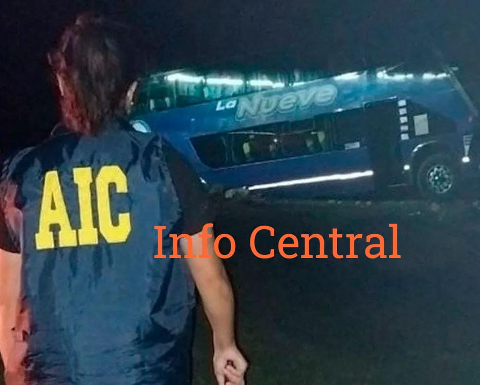 Ocho personas resultaron heridas al volcar esta madrugada un colectivo