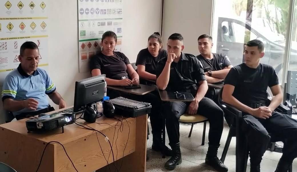 CAPACITACIÓN SOBRE SEGURIDAD VIAL AL PERSONAL POLICIAL DEL COMANDO RADIOELÉCTRICO