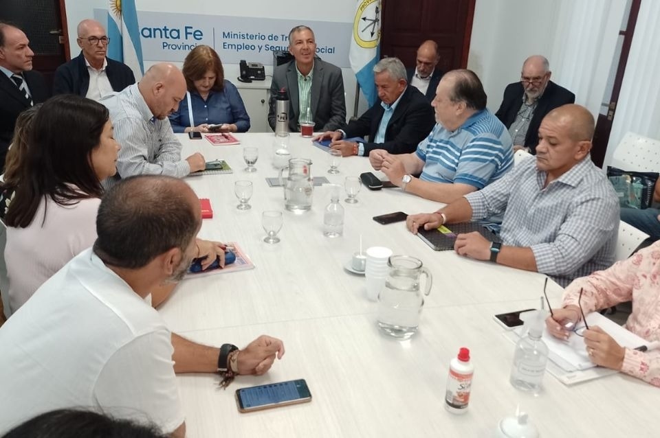 El gobierno de la provincia mantuvo este jueves una nueva reunión paritaria con los gremios representantes de los trabajadores estatales, ATE y UPCN a quienes formuló una propuesta salarial