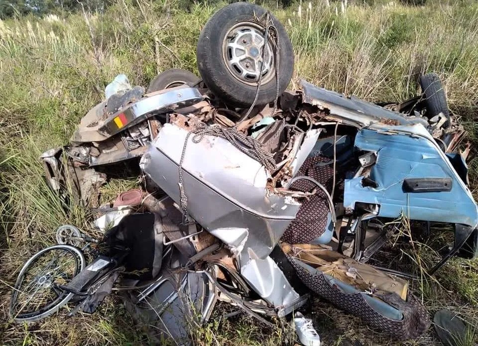 Fatal choque entre un camión y un auto en el que viajaban cinco personas. Dos de ellas perdieron la vida