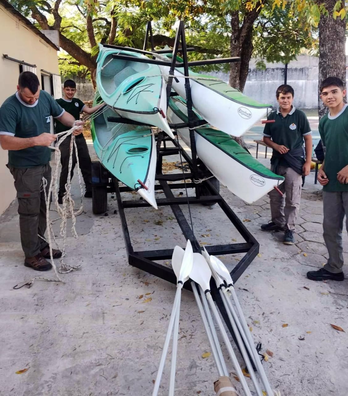 EL CENTRO DE EDUCACIÓN FÍSICA Nº 35 INCORPORÓ UN TRÁILER PARA KAYAKS CON RECURSOS DEL FONDO DE FINANCIAMIENTO EDUCATIVO