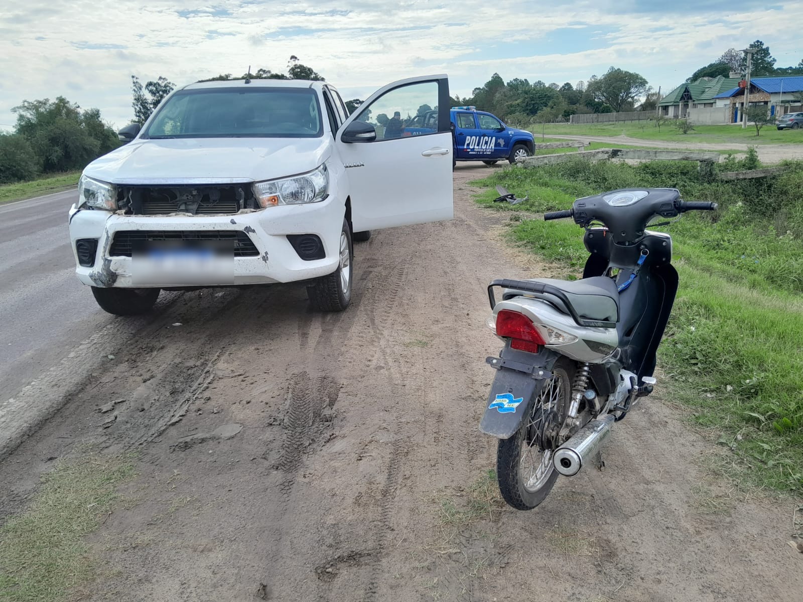 LAS TOSCAS: CHOQUE ENTRE UNA CAMIONETA Y UNA MOTOCICLETA EN EL ACCESO AL CLUB PATO CUA