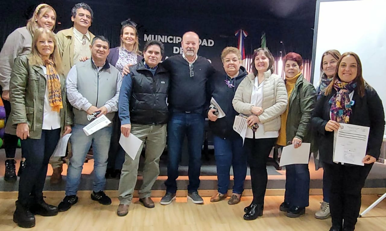 SE FORMALIZÓ LA ENTREGA DE LA PRIMERA PARTIDA DEL FAE A LAS ESCUELAS OFICIALES