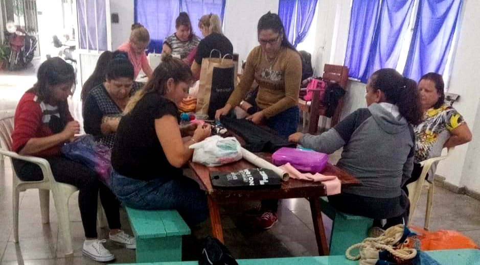 SE REALIZAN TALLERES DE COSTURA Y TEJIDO EN EL CIC Y EN ISLETA CENTRO