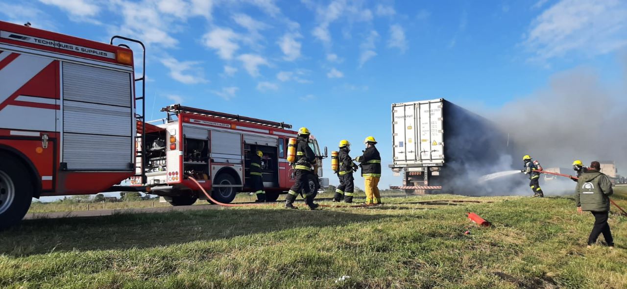 EL SOMBRERITO: SE INCENDIO UN CAMIÓN QUE TRANSPORTABA PRODUCTOS CARNEOS