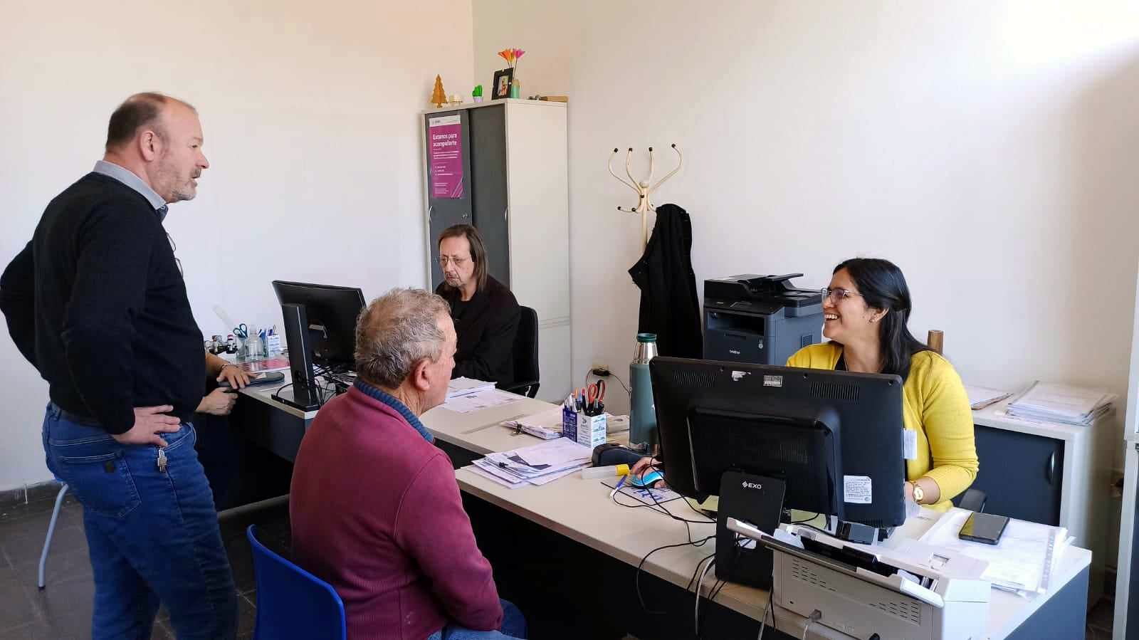 EL INTENDENTE PADUÁN VISITÓ LAS NUEVAS OFICINAS DE PAMI VILLA OCAMPO