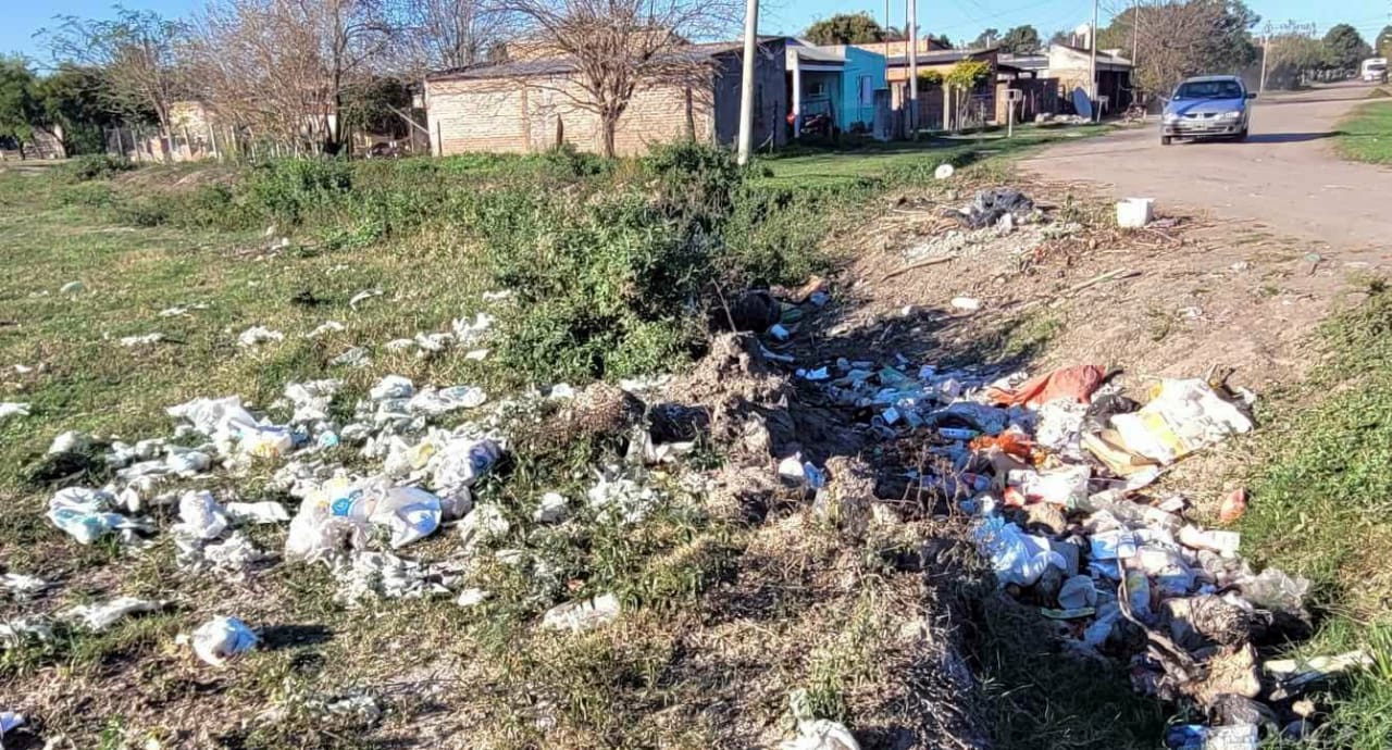 VILLA OCAMPO: VEHÍCULOS PARTICULARES ARROJAN RESIDUOS EN LA VÍA PÚBLICA