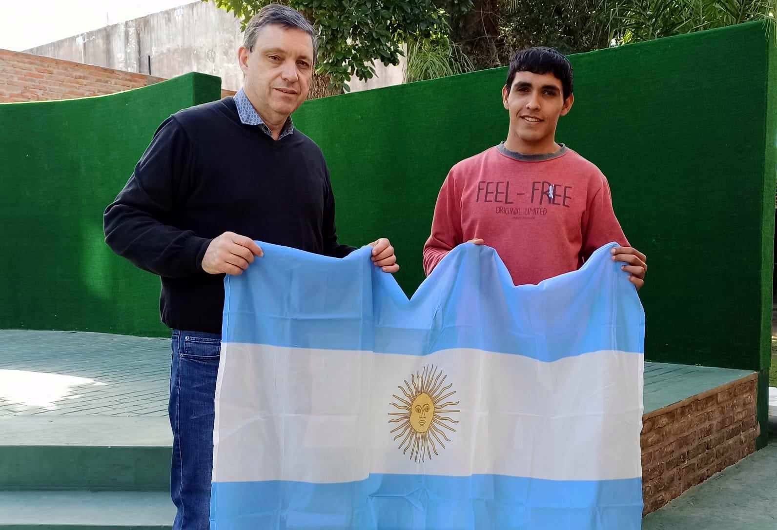 ENTREGA DE UNA BANDERA ARGENTINA PARA LA PLAZA “MOSCHÉN” DEL BARRIO NORTE