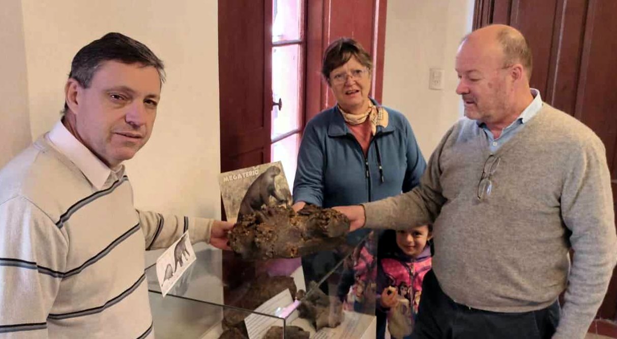 RECEPCIÓN DEL CRÁNEO DE UN MEGATERIO PARA LA SALA PALEONTOLÓGICA “ANTES GIGANTES”