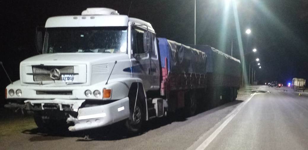Fatal accidente en la ruta nacional 11, frente a la YPF de Las Garzas, un camión y una moto, falleció el motociclista.