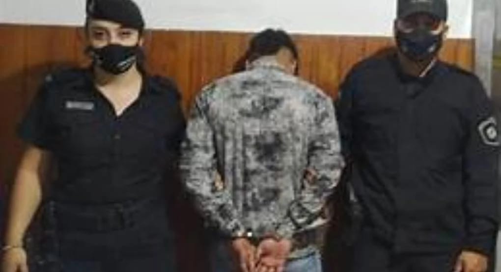 Los efectivos policiales de Florencia detuvieron a un exaltado e iracundo joven que amenazaba de muerte y cascoteaba a los vecinos.