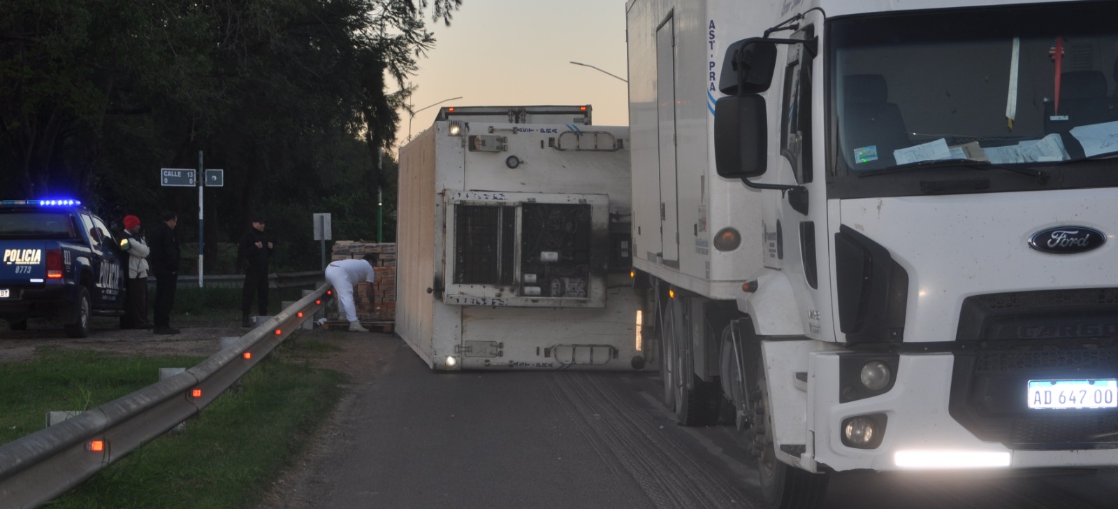 El acoplado de un camión térmico con productos lácteos, volcó sobre el puente de la ruta 11 en Las Toscas.