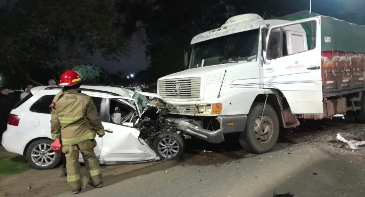 Una mujer reconquístense de 43 años, tomó la decisión de estrellar su auto contra un camión y murió en el acto.