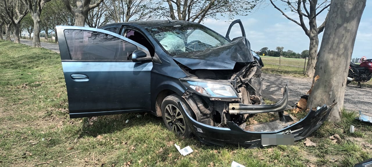 MALABRIGO: Un masculino de 26 años perdió el control de su Automóvil impactando un Árbol a la vera del camino.
