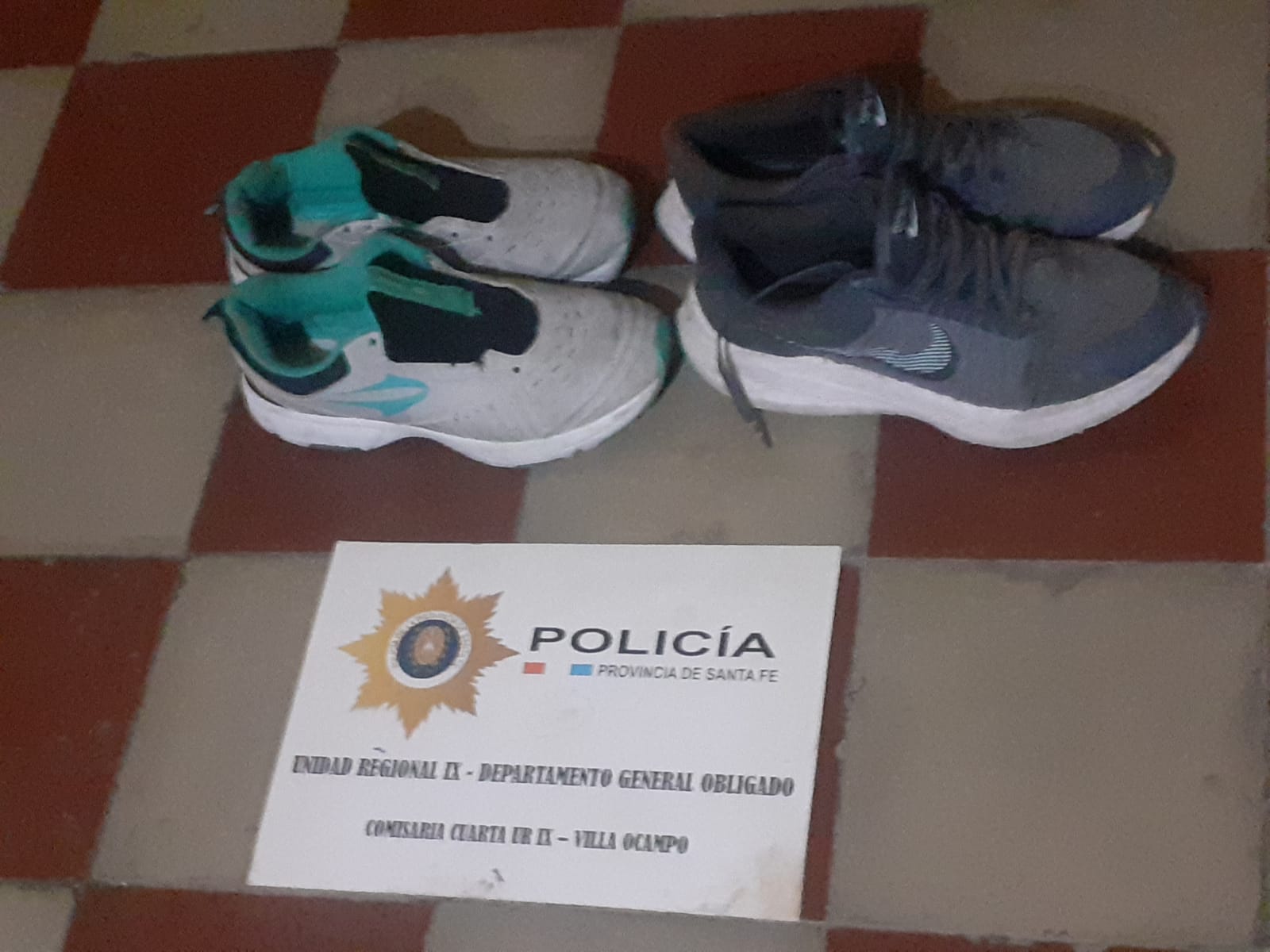 VILLA OCAMPO: ROBO 2 PARES DE ZAPATILLAS Y LAS  OFRECIA PARA LA VENTA