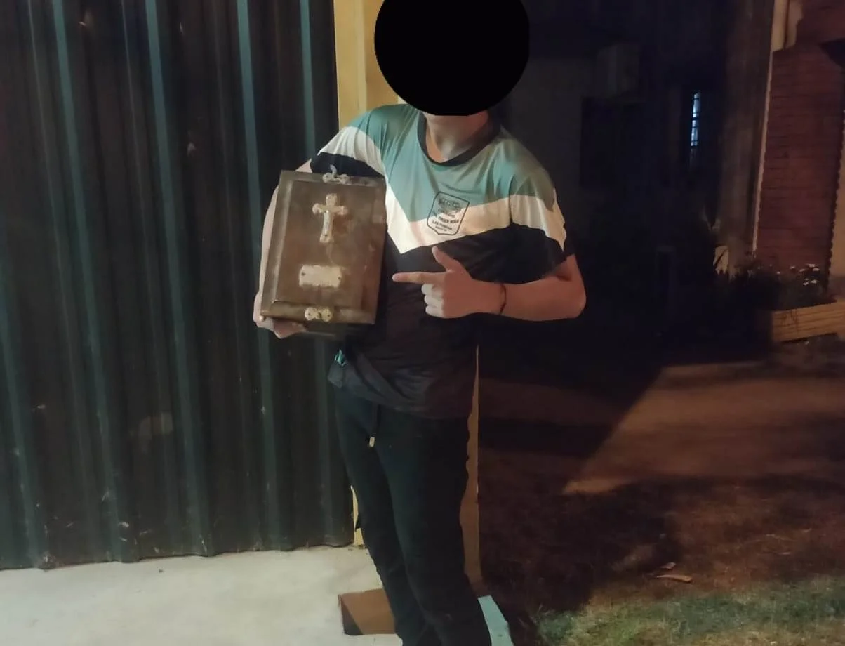 Violentaron el Panteón de una tradicional familia de Las Toscas en el cementerio local, el autor es un menor NO punible de 14 años, Destrozó féretros.