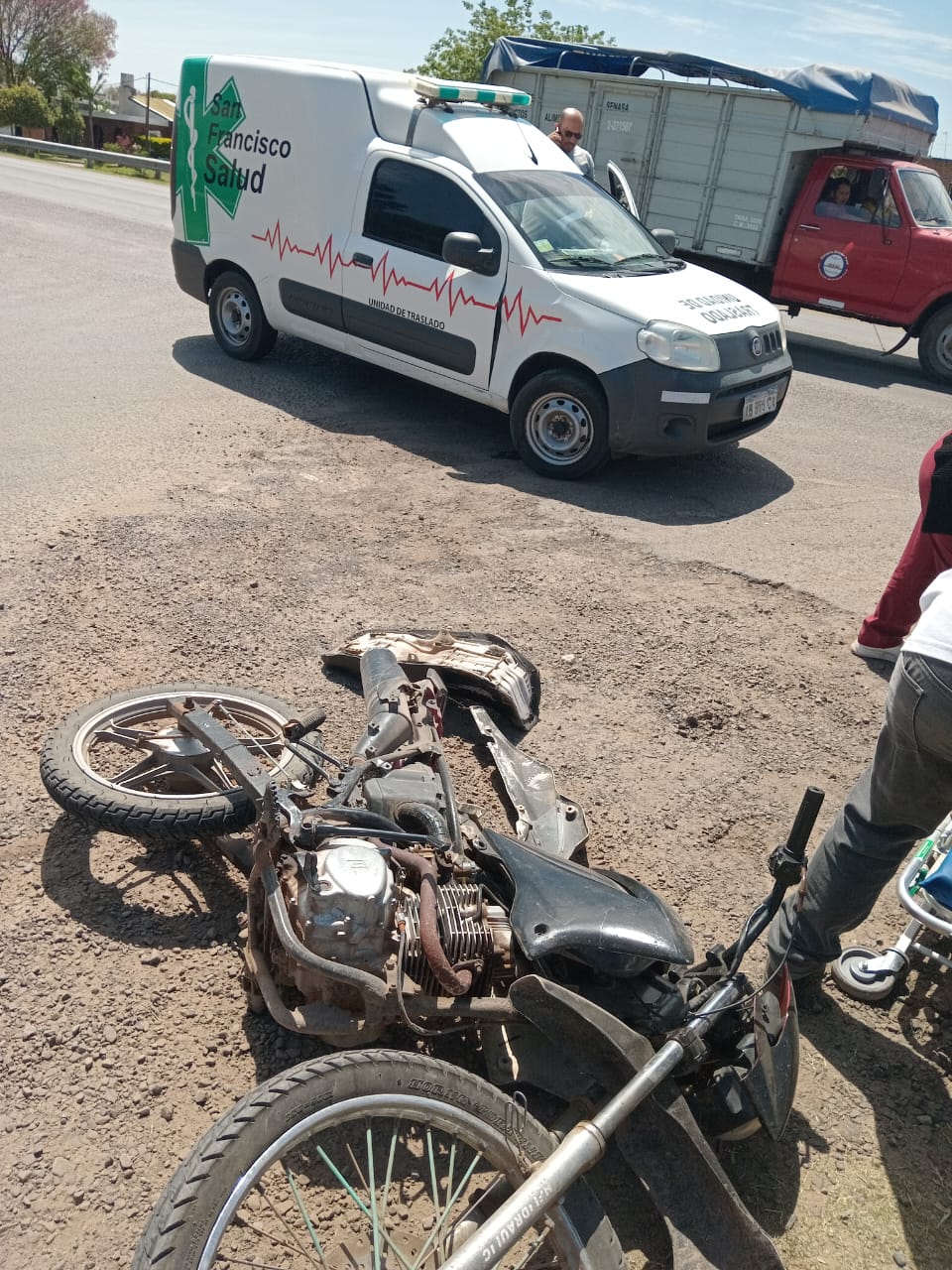 LAS TOSCAS: CHOQUE ENTRE UNA CAMIONETA Y UNA MOTOCICLETA