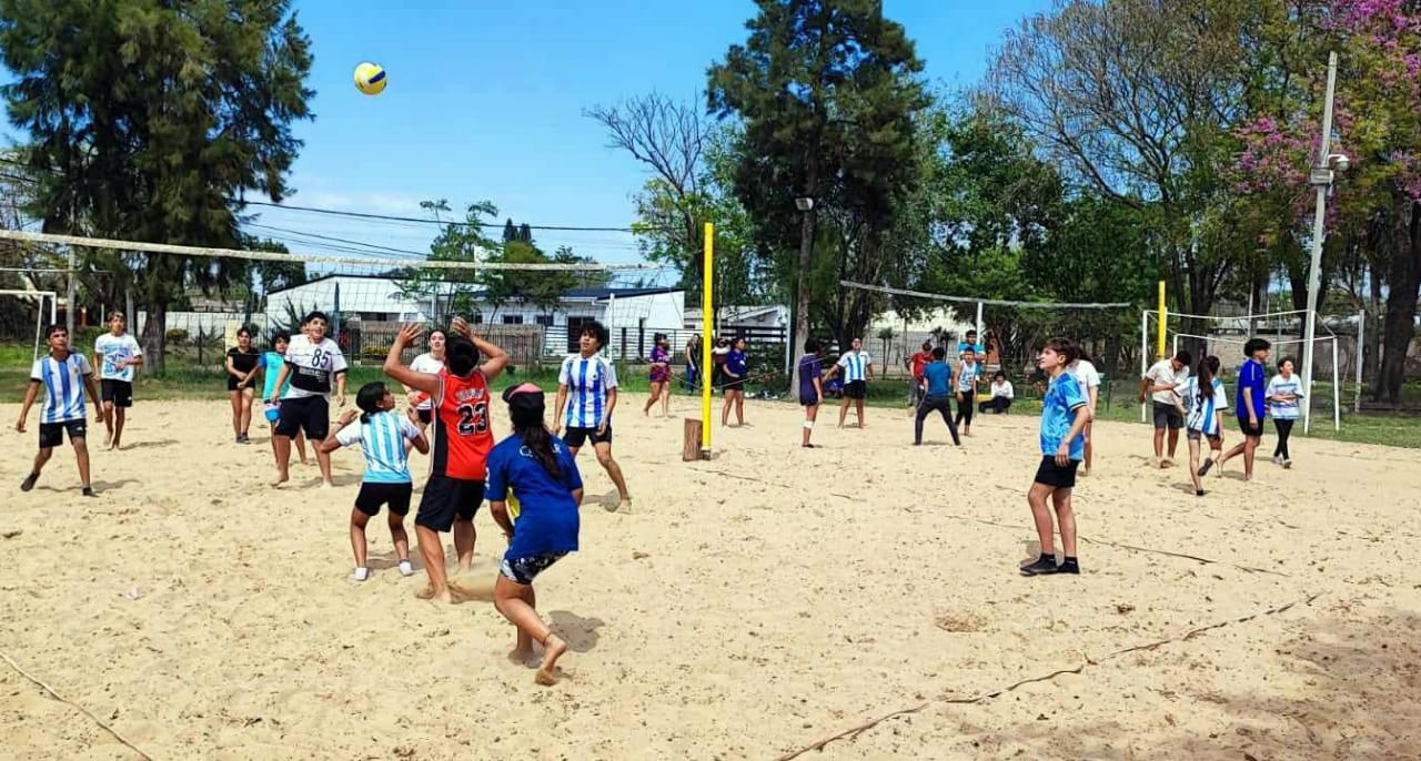 LA ESCUELA SECUNDARIA 699 REALIZÓ UNA JORNADA RECREATIVA Y DEPORTIVA EN EL PLAYÓN DEL COMPLEJO “ARNO”