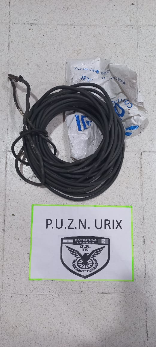 LAS TOSCAS: Policía encontró a una persona sustrayendo los cables de las farolas del alumbrado público.