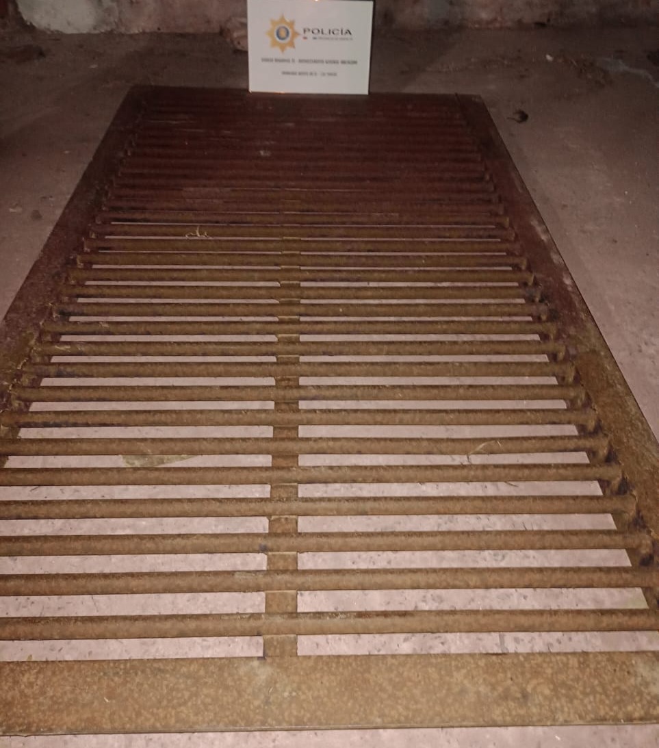 LAS TOSCAS: Dos vecinos transportaban una reja de material hierro.