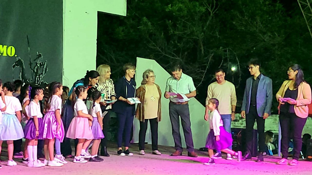 SE PRESENTÓ EL LIBRO DE CUENTO INFANTIL “JUANCITO Y LA BANDA DE LA ESCUELA CUIDAN A MI RÍO PARANÁ”