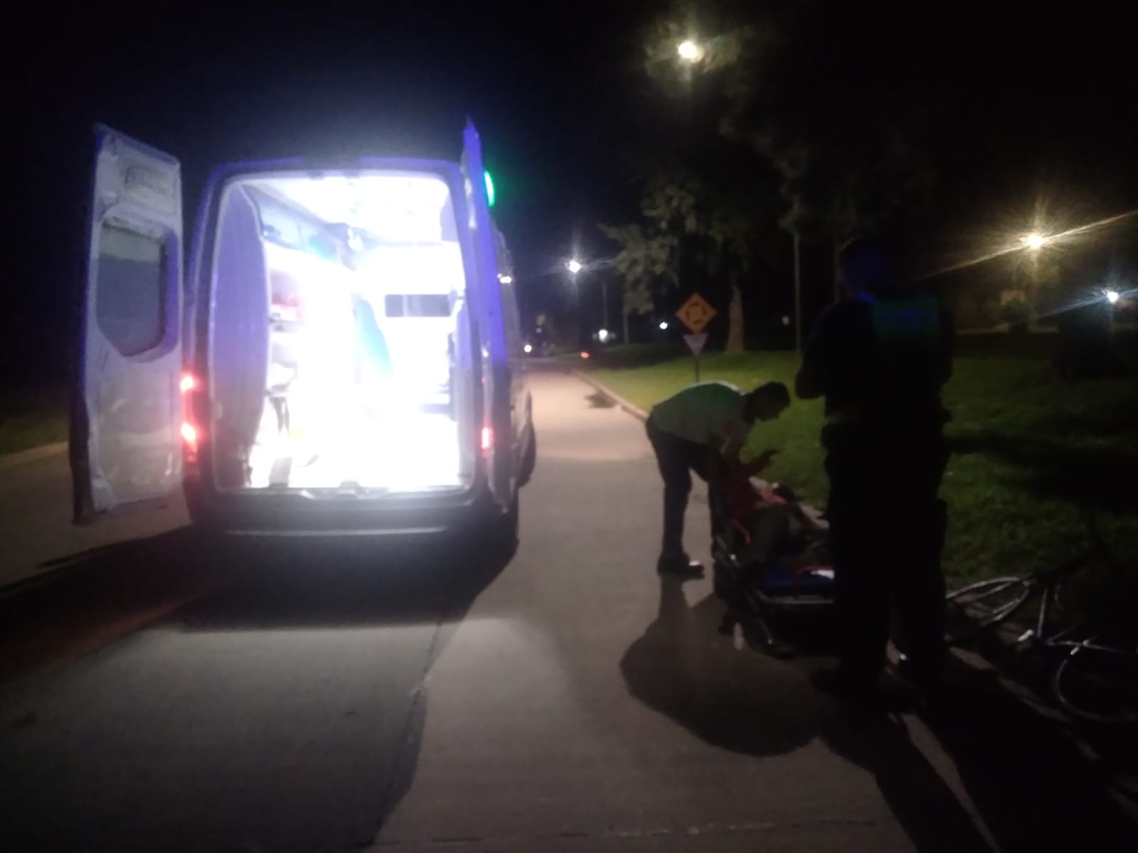 AVELLANEDA: Masculino en bicicleta perdió el control de la misma precipitándose a la cinta asfáltica produciéndose un corte en la cabeza