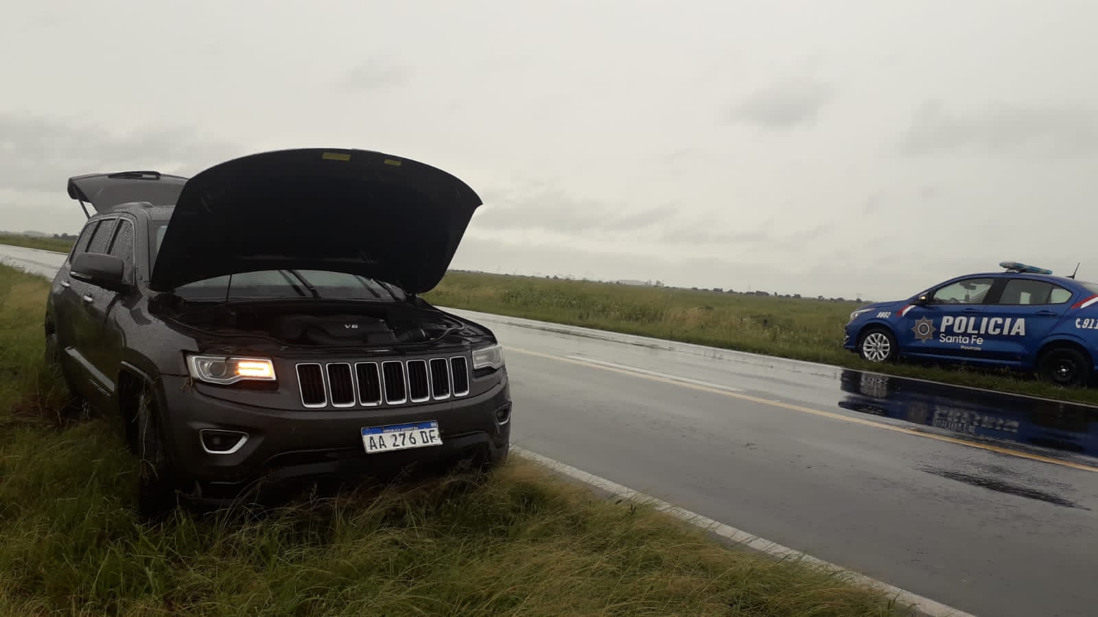 EL SOMBRERITO:  Por un bache perdio el control y termino despistando en la banquina