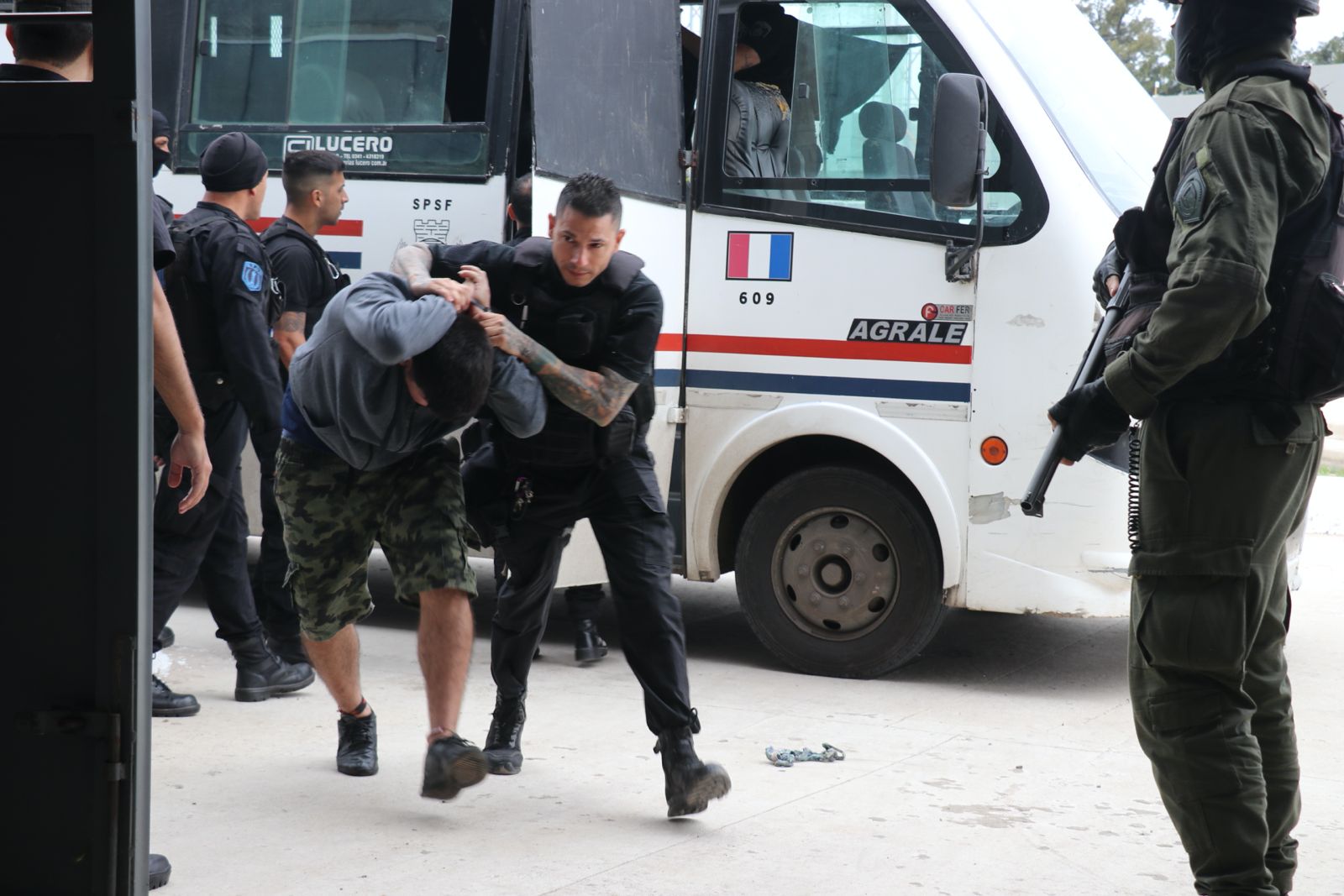 Trasladaron a la cárcel de Las Flores a casi 70 detenidos que estaban en comisarías de La Capital