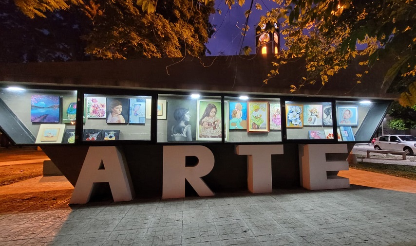 VILLA OCAMPO: SE RENOVÓ LA VIDRIERA DEL ARTE DE PLAZA BELGRANO