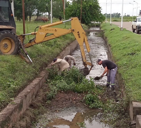 CONTINÚA LA LIMPIEZA DE COLECTORES Y DESAGÜES DE LA CIUDAD