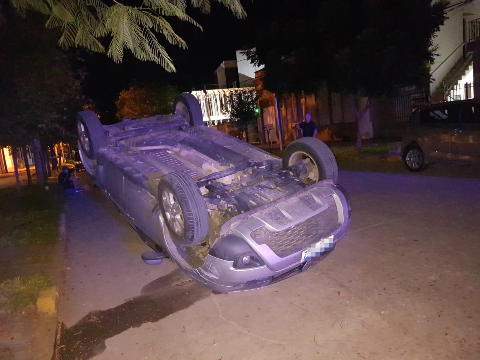 RECONQUISTA: POR ESQUIVAR A UN GATO TERMINO CON EL AUTO CON LAS 4 RUEDAS MIRANDO EL CIELO