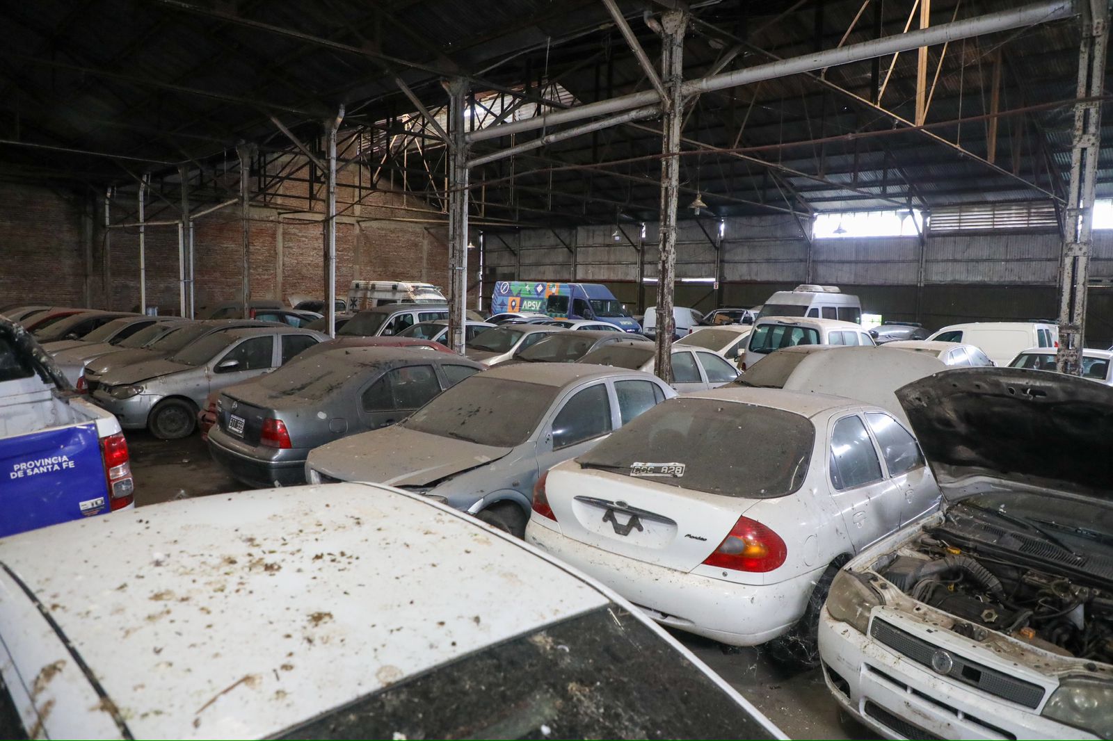 “Cementerio de autos”: Provincia pone en condiciones vehículos oficiales abandonados